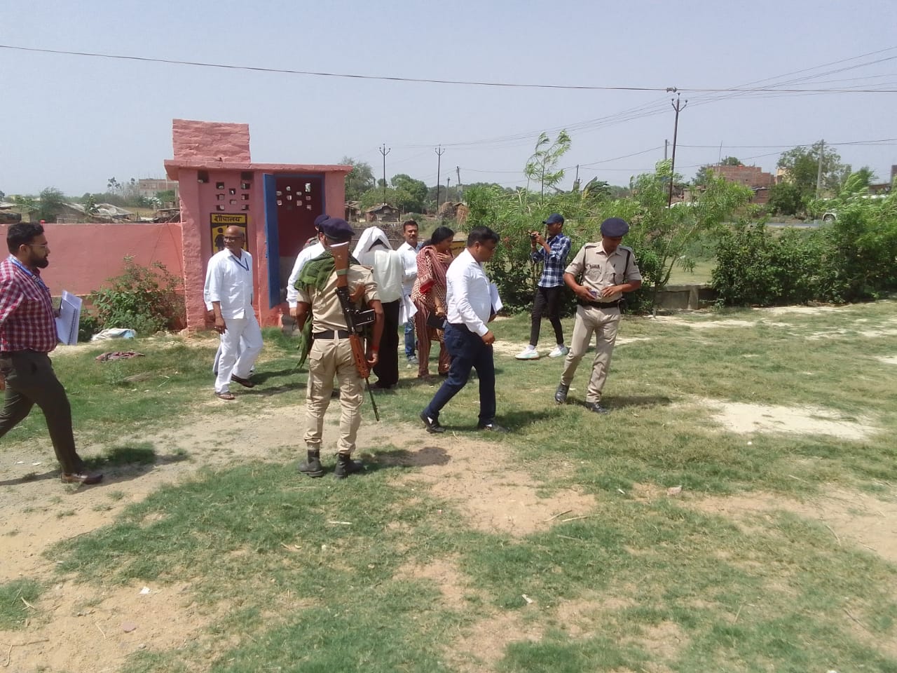  निरीक्षण करते 