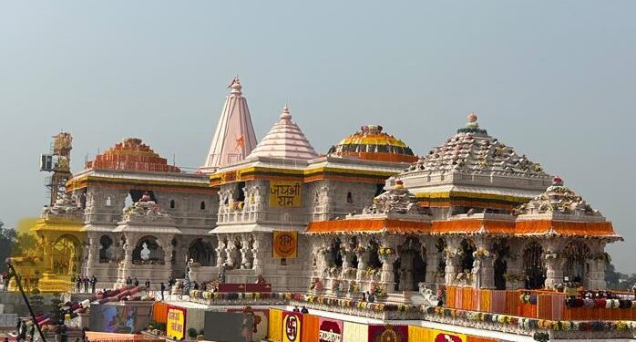 अयोध्या – अलौकिक दीपोत्सव के साक्षी बने रामनगरी आये श्रद्धालु-पर्यटक