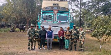 बीएसएफ बांग्लादेश सीमा – किशनगंज :87भेंसें मुक्त-दो ट्रकों किया जब्त -09तस्कर गिरफ्तार