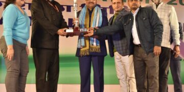 नई दिल्ली- 26 जनवरी की परेड में उत्तर प्रदेश की झांकी को मिला द्वितीय पुरस्कार