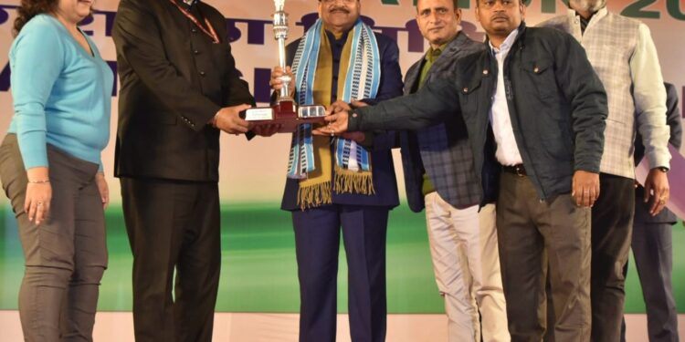 नई दिल्ली- 26 जनवरी की परेड में उत्तर प्रदेश की झांकी को मिला द्वितीय पुरस्कार