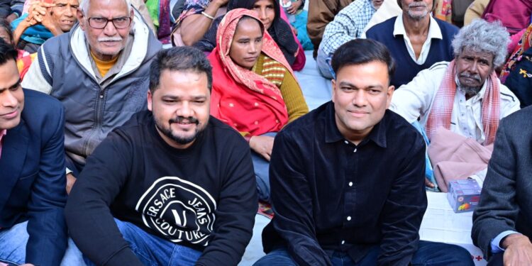 किशनगंज: रेडक्रॉस सोसायटी के माध्यम से डीएम के द्वारा किया गया कंबल वितरण