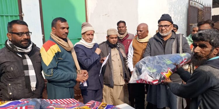 अररिया- ऑल इंडिया पयामे इंसानियत फोरम द्वारा जरूरतमंदों के बीच कंबल का वितरण किया गया