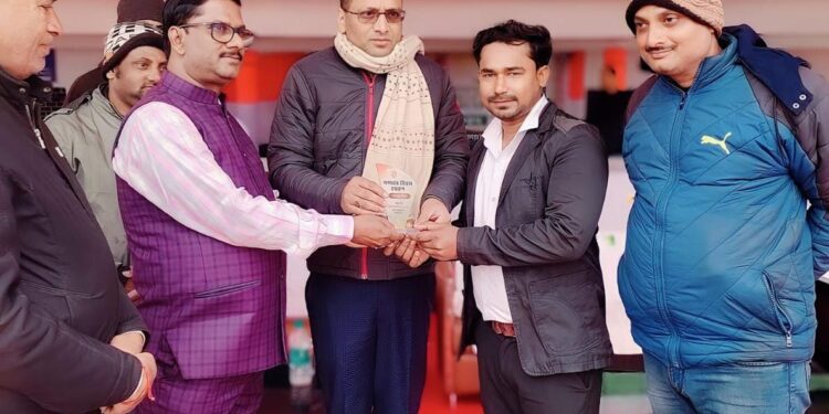 किशनगंज : नगर परिषद के उत्कृष्ट कार्य करने वाले कर्मी को किया गया सम्मानित