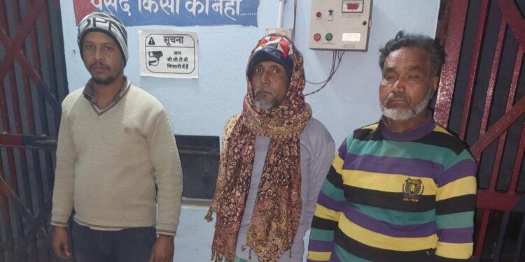 हत्यारोपी व दर्जनों धाराओं के वांछित तीन अभियुक्त गिरफ्तार