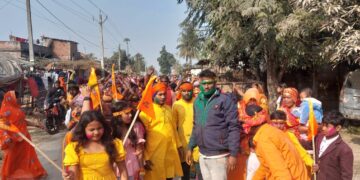 कुआड़ी से गाजे बाजे के साथ निकाली गई विशाल शोभा कलश यात्रा।