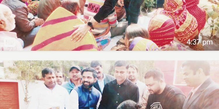 किशनगंज- बढ़ती ठंड : जरूरतमंदों के बीच रेडक्रॉस सोसायटी के माध्यम से डीएम ने भेंट किया कंबल