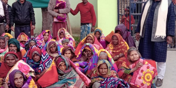 पूर्व सांसद आनंद मोहन के जन्म दिवस पर 50 लोगों के बीच कंबल वितरण