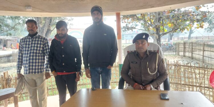 कुआड़ी ओपी व एसएसबी की संयुक्त कार्यवाही में स्मैक के साथ दो को पकड़ा।