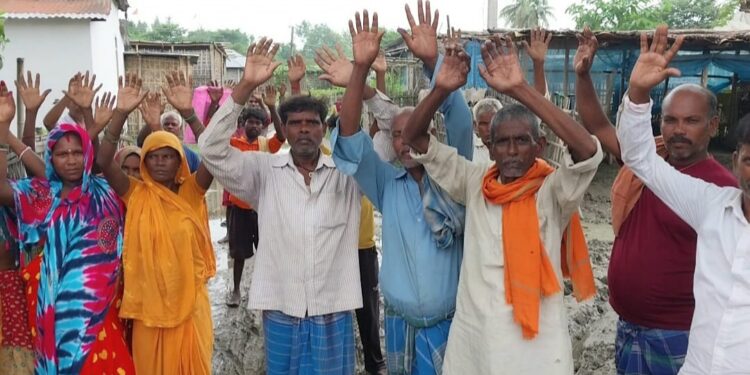 अंतरजिला से जोडने वाली सड़क जर्जर, दर्जनों गांव की आबादी प्रभावित