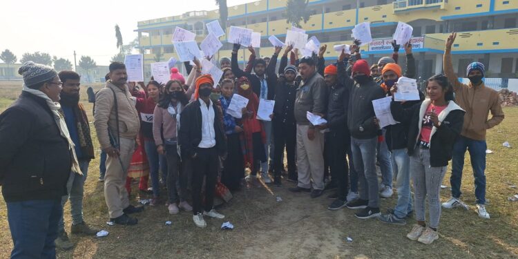 परीक्षा से वंचित छात्रों ने केडी कॉलेज में किया हंगामा, कॉलेज प्रशासन के खिलाफ की जमकर नारेबाजी।