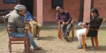 चिकित्सा प्रभारी ने स्कूल में पढ़ने वाले छात्र छात्राओं की स्वास्थ्य जांच किया