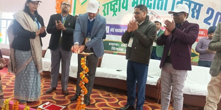 राष्ट्रीय मतदाता दिवस: किशनगंज में जिला निर्वाचन पदाधिकारी-सह-जिला पदाधिकारी,किशनगंज ने दीप प्रज्ज्वलन कर कार्यक्रम का किया उद्घाटन  
