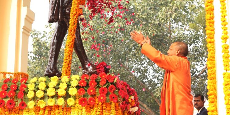 लखनऊ-शहीद दिवस:महात्मा गांधी की पुण्यतिथि पर मुख्यमंत्री ने उनकी प्रतिमा पर पुष्प अर्पित कर दी श्रद्धांजलि
