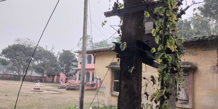 विद्यालय परिसर में स्थित विद्युत ट्रांसफार्मर से छात्र छात्राओ को खतरा