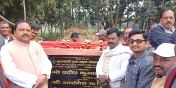 सांसद व विधायक ने किया सड़क का शिलान्यास।