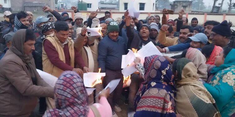 बिहार शिक्षक एकता मंच के आह्वान पर शिक्षकों ने रिपोर्ट की प्रति किया दहन