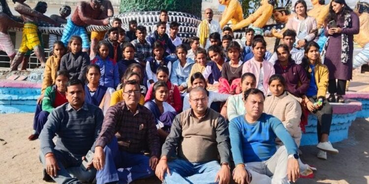 उच्च माध्यमिक विद्यालय के छात्रों ने शैक्षणिक परिभ्रमण किया