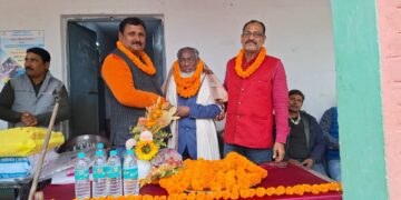 सेवानिवृत होने पर प्रधानाध्यापक का कार्यक्रम आयोजित कर सम्मान पूर्वक हुआ विदाई।