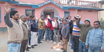 शिक्षकाें ने सरकार के आदेश की जलाई प्रतियां।