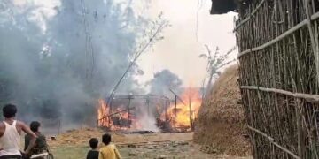 पलासी प्रखंड क्षेत्र के अंतर्गत भीख पंचायत के मोहनियां गांव में आग लगने से दो परिवारों का घर जल कर राख हो गया