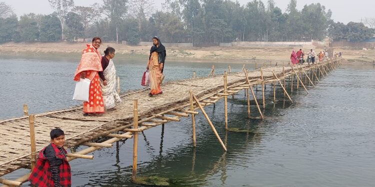 पुल के बगल में पुल बनाने का विधायक ने किया विरोध।