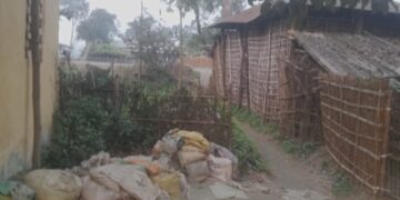 अतिक्रमण से परेशान ग्रामीणों ने अंचलाधिकारी को दिया आवेदन