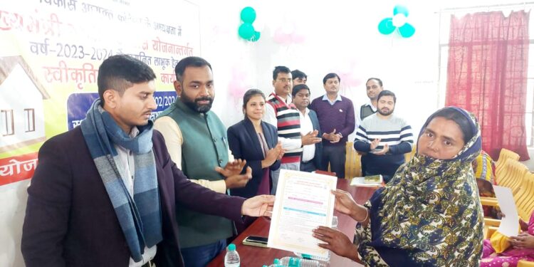 अग्निकांड में एक परिवार के दो घर जले तीन जानवर की झुलसकर मौत।