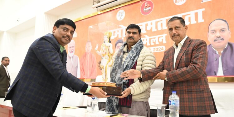 सुलतानपुर : राजू’ की उम्मीदें चढ़ सकती हैं परवान ! उनके अपने कलान कॉलेज में भाजपा ने आयोजित किया नमो नव मतदाता सम्मेलन – Dr ved Prakash Singh