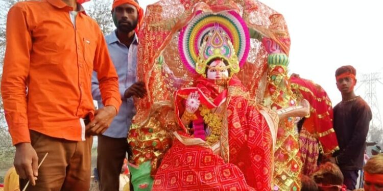 नम आंखों से दी गई माता को विदाई