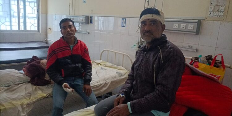 जमीनी विवाद में एक पक्ष के दो लोग घायल, सदर अस्पताल में भर्ती