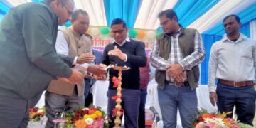 दो दिवसीय कृषि यांत्रिकरण मेला-सह-प्रदर्शनी कार्यक्रम का अपर समाहर्ता ने दीप प्रज्वलित कर किया गया शुभारंभ