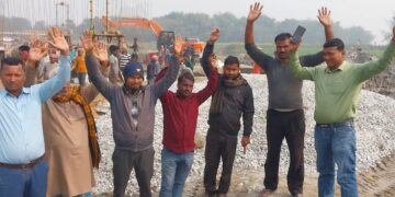 जहद घाट में बन रहे पुल में अनियमितता का आरोप लगाते हुए ग्रामीणों ने प्रदर्शन किया