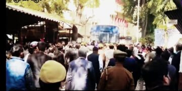 सुल्तानपुर- कड़ी सुरक्षा:2008 में “घेरा डालो, डेरा डालो” अभियान मामले में तिहाड़ जेल से कोर्ट लाए गए आम आदमी पार्टी के सांसद संजय सिंह