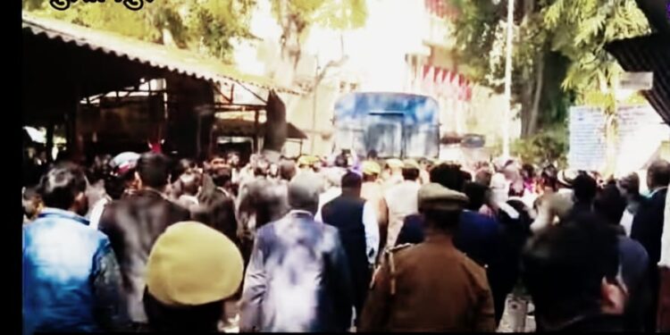 सुल्तानपुर- कड़ी सुरक्षा:2008 में “घेरा डालो, डेरा डालो” अभियान मामले में तिहाड़ जेल से कोर्ट लाए गए आम आदमी पार्टी के सांसद संजय सिंह