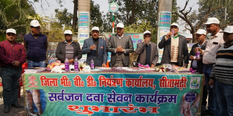 दवा खाकर जिलाधिकारी ने किया एमडीए अभियान का उद्घाटन