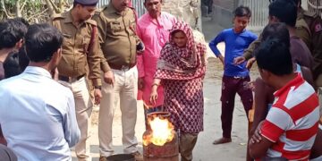 अग्निशमन विभाग के लोग ग्रामीणों को कर रहे हैं जागरूक।