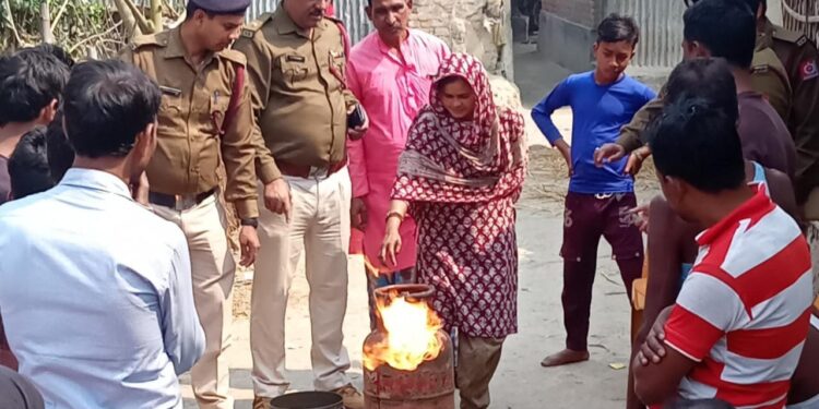 अग्निशमन विभाग के लोग ग्रामीणों को कर रहे हैं जागरूक।