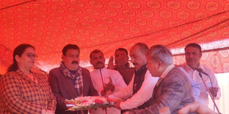 ऑटो रिक्शा और टैंपो टैक्सी के लिए स्थान निर्धारित कर, मेयर सुषमा खर्कवाल वाल ने किया उद्घाटन