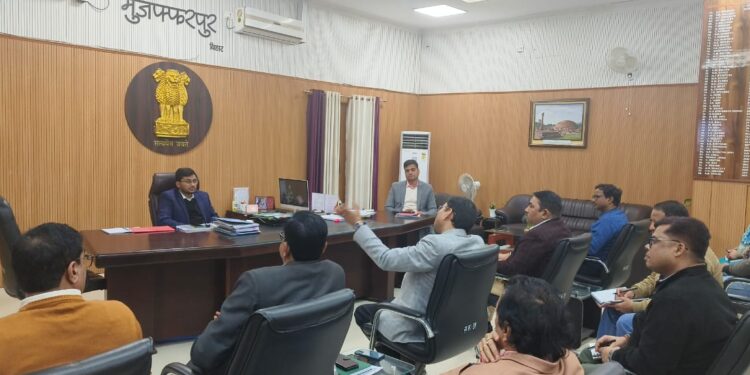 बच्चों की लाइन लिस्ट अपडेट कर चमकी पर जागरूकता शुरू करने का जिलाधिकारी का निर्देश