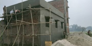 पंचायत सरकार भवन में अनियमित को लेकर ग्रामीणों ने जताया विरोध।