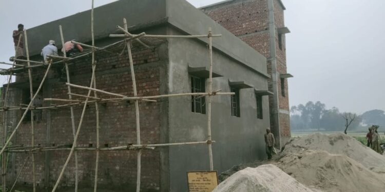 पंचायत सरकार भवन में अनियमित को लेकर ग्रामीणों ने जताया विरोध।