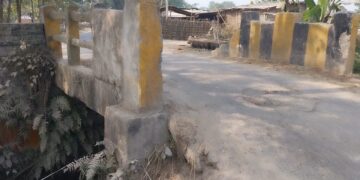 मुख्य मार्ग के पुल पर रेनकट से बना सुरंग हुआ जानलेवा