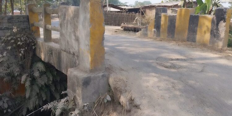 मुख्य मार्ग के पुल पर रेनकट से बना सुरंग हुआ जानलेवा