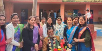 कन्या मध्य विद्यालय के शिक्षक अब्दुल रौफ के सेवानिवृत दी गई भावपूर्ण विदाई।