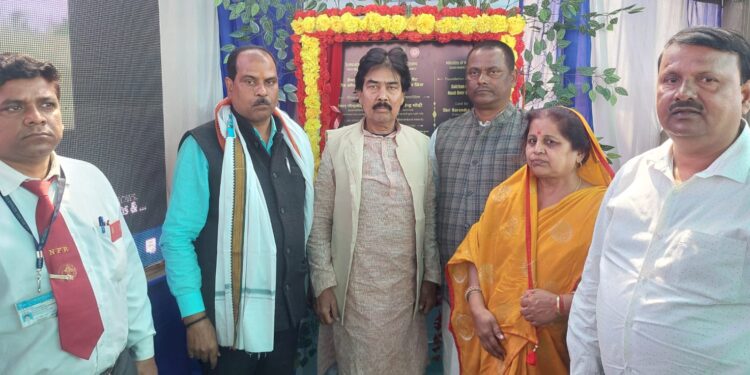 शिलान्यास कार्यक्रम में स्कूली बच्चों ने किया आकर्षक नृत्य अतिथियों का मन मोहा।