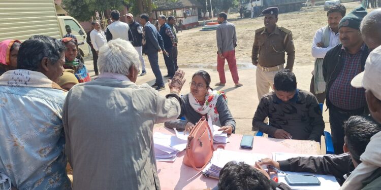 रानीगंज थाना में हुए जनता दरबार में जमीन विवाद मामलें में पाँच मामलें में चार मामलें का हुआ निष्पादन।