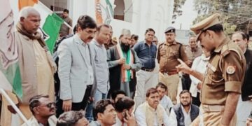 सूलतानपुर -क्षोभ:जिला अध्यक्ष अभिषेक सिंह राणा की अगुवाई मे दर्जनों कांग्रेसियों ने किया प्रदर्शन, दिया धरना:सोशल मीडिया