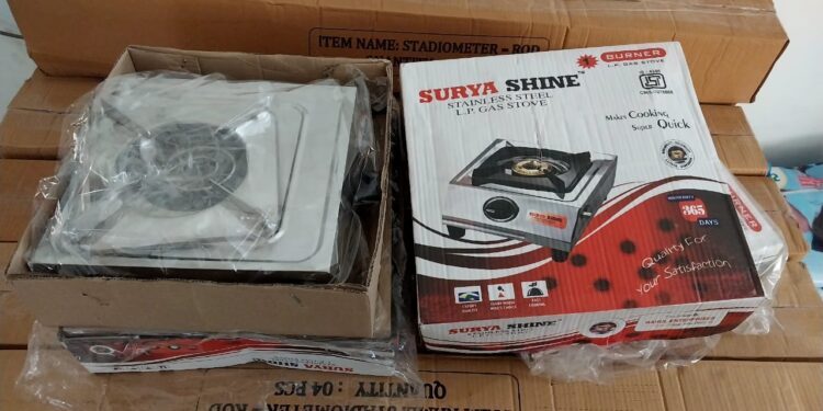 बच्चों के लिए खाना बनाने के लिए दिए जा रहे चूल्हा के गुणवत्ता पर उठने लगे सवाल