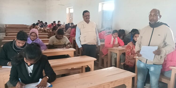 कलावती स्नातक महाविद्यालय परीक्षा केंद्र पर परीक्षा सम्पन्न।